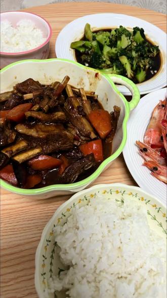 #每天都要好好吃饭 #创作者中心 #创作灵感 #家常饭菜
跨年晚餐二人食
今天在家做红焖羊排
白灼大虾,蒜蓉西蓝花