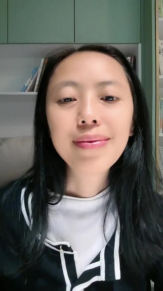 “山重水复疑无路,柳暗花明又一村。”
陆游在人生低谷写下的《游山西村》,是一次完美的“内在疗愈”,从接纳、联结,到重构希望、找到归属,最后主动前行,他走出的每一步,都对应着一种宝贵的心理能量。如果你也在经历自己的“山重水复”,希望这个视频能给你一份“再往前走一步”的勇气和心安。
#心理韧性 #治愈 #个人成长 #情感共鸣 #柳暗花明