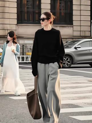 姐妹们,这套真的太绝了,上身效果超赞!圆领长袖上衣搭配休闲阔腿裤,简约又不失设计感,小众又高级,宽松版型遮肉显瘦,各种身材都能轻松驾驭,无论是日常出行还是约会聚会都很合适,轻松拿捏时髦感。喜欢这种风格的姐妹赶紧冲,别错过这么好穿的套装!#气质穿搭 #气质女神 #套装推荐  #穿搭 @抖加🔥上热门🔥dou+🔥热点宝 @DOU+上热门 @热点宝🔥 @抖音创作灵感