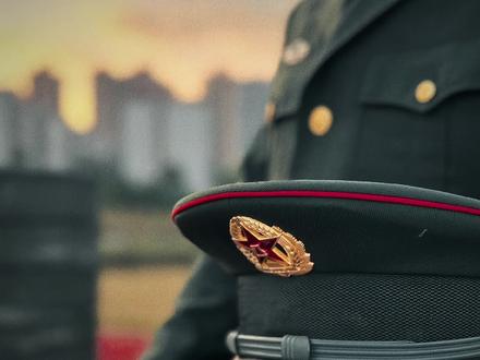 我们啊!不是生活在一个和平的年代,而是生活在一个和平的国家。 那就是中国🇨🇳#军徽下的信仰 #一身戎装一生荣光