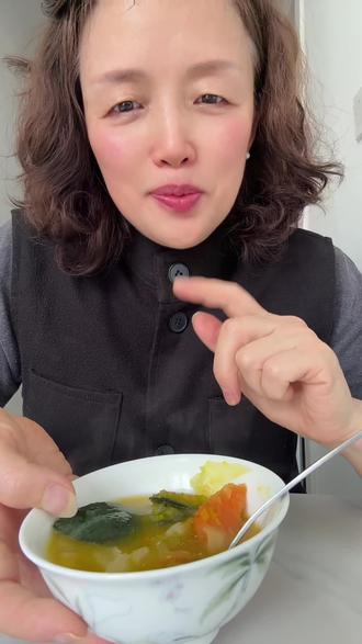 #惊人的蔬菜汤 天气马上要了,想要穿漂亮衣服的小伙伴们,刮油掉秤的哈佛蔬菜汤安排起来吧。操作简单易上手,还能喝出好气色。想要学着做的小伙伴可以去看一下4月6日的哈佛蔬菜汤操作视频哦😊😊😊#哈佛蔬菜汤 #刮油掉秤汤 #喝出好气色 #减脂 @DOU+上热门