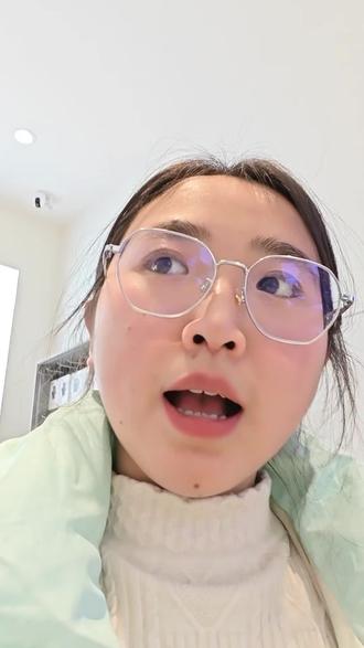 荣耀X70i抖音爆款功能文案(短平快+强卖点)
✅ 影像核心(必拍!出片率高)
实体AI拍照键:短按启动相机/拍照,长按录像,滑动变焦;长按调AI智慧视觉(物体识别/翻译),水下也能按,抓拍比息屏快拍快0.3秒。
一亿像素主摄(f/1.75):3X无损变焦、AI抓拍、AI扩图、闭眼修复、前后置动态照片(直接发抖音) 。
自拍优化:前置800万+AI美颜,肤质自然,人像虚化到位。
✅ 屏幕续航(痛点强,易共鸣)
6.7英寸120Hz OLED直屏:3500nits峰值亮度(强光看清),3840Hz超高频PWM调光(护眼认证),四等窄边框。
6000mAh超大电池:重度用一天,轻度两天
谁懂啊!荣耀X70i侧边这个拍照键太香了
短按拍照,长按录像,滑动变焦,水下都能拍
一亿像素主摄,AI抓拍运动瞬间,放大3倍还清晰
动态照片直接发抖音,记录生活超方便
#荣耀X70i #千元机拍照天花板 #AI拍照键
(续航+护眼,戳中长辈/学生6000mAh大电池!荣耀X70i两天一充太爽