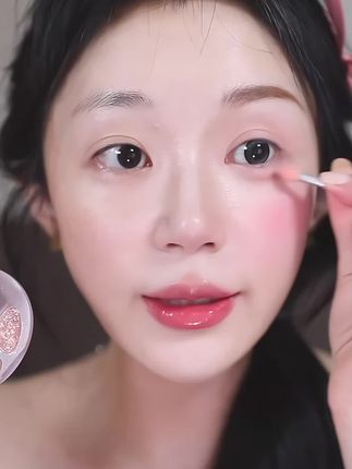有手就会的妈生大卧蚕!罗小曼卧蚕盘就是专门给手残党和新手准备的吧~眼影、卧蚕,下至、眼线就用这一盘全搞定~ 直接就是无中生有~~就没有画不出来的卧蚕!!!#卧蚕画法 #卧蚕教程 #下至卧蚕 #卧蚕的画法 #一秒入夏氛围感