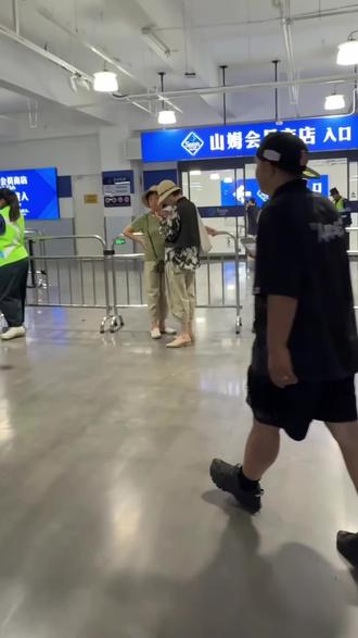 班主任你看到了吗?当年最后一排的我现在在山姆 #山姆签证 #山姆护照