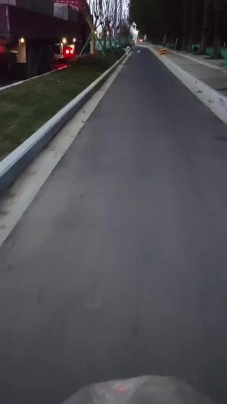 清早出门半夜归,茫茫人海我是谁。
碎银几两苦中求,忙忙碌碌几时休。
无人与我立黄昏,无人问我粥可温。
空有人间自由身,却非人间自由人。
万般思绪上心头,唯有一笑解千愁。
春风若有怜花意,可否许我再少年。#早起打卡 #一直奔波在路上 #