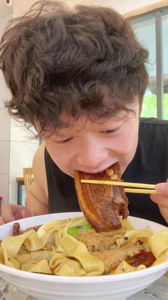 我好吃大饼卷肉,焖子这一块,板面(纯享版)良子又跟安娜好上了555#板面 #良子 #大胃袋良子 #巴子肉 #抖音美食创作者