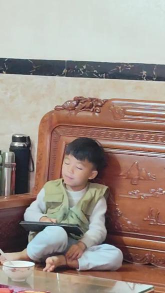 当我侄子迷上豆包后,他会问豆包:我怎么穿衣服不会感冒等等各种奇怪问题
#豆包 #侄子 #小男孩
