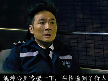 劫匪用巴士做警车,不料刚行动又遇假警察 #影视解说 #我的观影报告 @抖音小助手