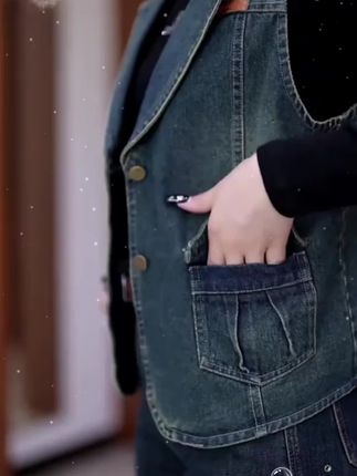 女士秋季新款百搭显瘦气质修身时尚短款西装领工字型复古牛仔马甲#时尚穿搭#潮流穿搭 #休闲减龄穿搭 #显瘦穿搭 #复古牛仔马甲