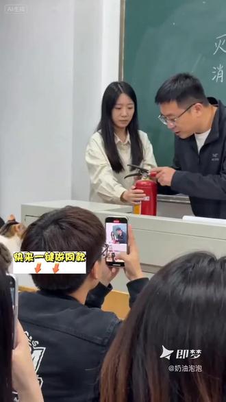 猫踩灭火器🧯#我的AI分身也太会演了 #即梦AI #即梦seedance2 #AI分身戏精大赛#我的AI分身杀疯了