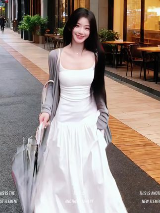 “清冷氛围感套装来啦!白色纯欲又优雅,搭配灰色开衫慵懒随性,解锁日常出街、约会下午茶的多种风格,温柔又显气质,谁穿谁好看~”#吊带背心 #当我不局限于一种穿搭 #小个子显高显瘦穿搭 #气质这一块拿捏死死的 #谁穿谁好看的显瘦穿搭