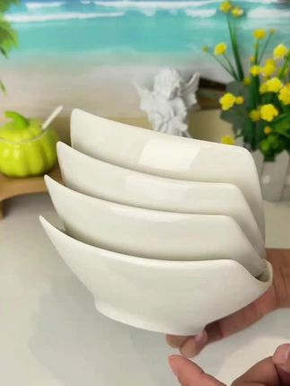 盘边加高加深,是汤汁菜肴的绝佳拍档,再也不用担心汤汁溢出。盛装炒菜时,它的大尺寸可以让菜品摆放更舒展,请客吃饭超有面子;装水果、沙拉时,又能营造出精致的氛围感,让每一餐都充满仪式感。#四角盘#居家#家居好物