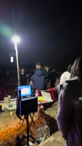 南京打工人解压新玩法!句容芥悠垞偷甘蔗也太疯了吧
谁懂啊家人们!下班逃离市区1.5小时,直奔句容芥悠垞的“野生偷甘蔗局”,直接把社畜压力焊死在甘蔗地里🌾
夜幕一降整个甘蔗地都热闹起来,和陌生搭子组队“潜行”,既要盯着沉甸甸的甜甘蔗,又要躲着巡逻员和超会盯梢的边牧保安,心跳比开周会快三倍!成功溜到安全区只要9.9元就能抱走现砍的甘蔗,还能免费榨成清甜果汁,带着泥土香的甜润直接甜到心坎里~
就算被抓包也超快乐!15元解锁“抱头蹲拍照”惩罚,朋友圈素材直接到手,比改方案有趣一百倍!看着金黄的甘蔗林在夜色里晃动,听着大家的憋笑和惊呼,钢筋森林里攒的疲惫全被这股野趣冲没了。原来不用真“偷”,也能体验到回归田园的松弛感,这才是周末该有的样子啊~
📍地点:南京句容芥悠垞
✨Tips:建议穿深色衣服+舒适鞋子,组队行动成功率更高,活动持续到很晚不用赶时间!
#南京周末去哪儿 #句容探店 #偷甘蔗大挑战 #南京周边游 #芥悠垞游玩