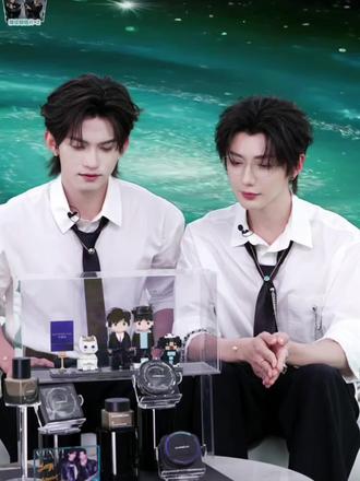 云旗:放你家还是放我家
郝熠然:enm……135 246
啊啊啊啊啊 云熠这对话莫名戳我啊啊啊啊!!!
#郝熠然 #云熠星河 #云旗 #泰剧 #卡姿兰