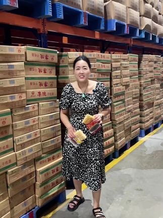 这可是我们八零九零后的回忆!南德老北京方便面,记得以前小时候只有过年的时候才能吃得上,现在想吃什么时候都能吃,有辣和不辣两个口味,可以好吃,也可以煮着吃,我更喜欢煮着吃,煮的时候记得把调料全部放进去,煮三五分钟即可开吃,你看它每一个面条上面都裹满了汤汁,真的太香了。#老北京方便面#好吃到停不下来#南德方便面#妈呀太香了#童年记忆小零食