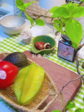 #创作者中心 #创作灵感 你焦虑了,掉粉不一定是坏事。取关的粉丝说明对我们的作品不感兴趣,长远来看,反而利于作品推流。抖音的推流机制就是最先把我们的作品推给粉丝,如果他们不喜欢,直接划走,直接影响推流。而不喜欢的粉丝取关后,作品更容易推给感兴趣的人,帮我们找到精准受众。所以把精力放在内容创作上,坚持输出高质量作品,说不定下一个就是爆款。#vlog日常 #情感共鸣 #vlog美食记