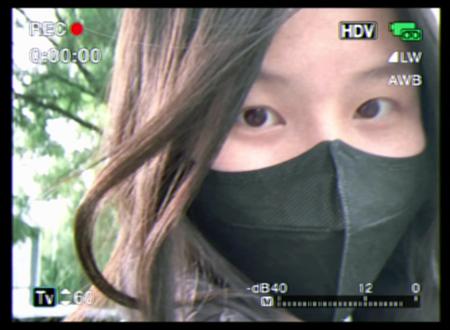 爱而不得的痛最痛 crush高考考了608分,我只考了606,只差两
分却相隔了1768人,我们报了同一所大学。
最后分数线却定格在607,很残忍的事实,我
没能考上去,老师说一分压倒几干人,我最后选择了去美国留学。
一分是1768人,一分是两座城市,一分是天南地北双飞客,一分是12835.24公里的相思成疾,一分意味着相遇时,只能说句好久不见。
开学不久,半夜刷到crush的朋友圈,简简单
单两个字“我们”,配图是依偎的两个人,两
只手紧扣在一起,缠绕似连理枝,好一对壁
人。
我应该祝福的,可是我却忍不住流下泪来,衣襟也被我打湿,枕头也是。
如果你和那个人可以在众人面前并肩称为
“我们”,那我和你在高中时代写过一抽屉的
纸条、偷偷牵上的手、无数次躲开的眼神和泛红的脸颊又算什么呢?
后来,我收到了他发来的一条短信,我对着发光的手机屏幕犹豫了14分钟,终于有了点开的勇气。他对我发送的竟然是这样一句话:
你能不能把做留学的Jennifer联系方式给我?
我俩也想去
所以,我玩抽象的,不会真信吧?