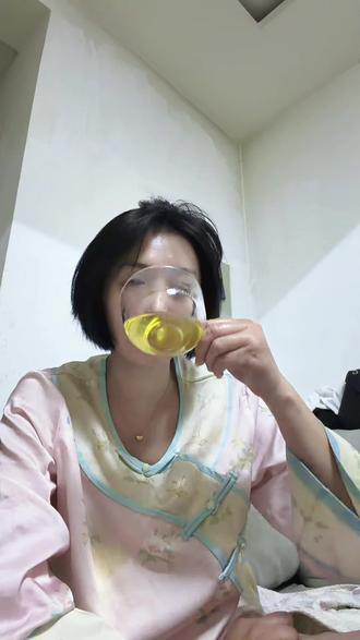 我没有酒了,所以拍个视频都小心翼翼