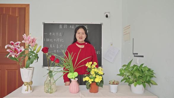 刚开始练习写作的孩子们,作文提分秘籍来了!用“排比+对比”写开头,让阅卷老师眼前一亮!
有人喜欢生机勃勃的丽格海棠,有人欣赏亭亭玉立的水仙花,有人钟情娇艳欲滴的玫瑰,而我偏爱那芬芳扑鼻的百合。#习作指导