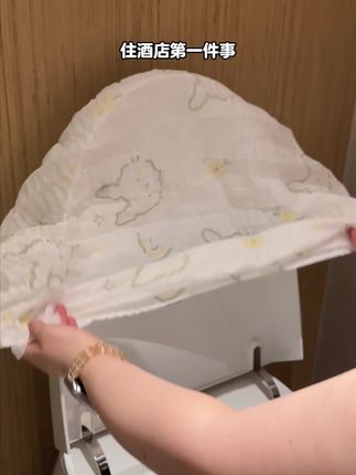 出差旅行、酒店如厕怕脏?一次性马桶垫来救场!独立包装便携卫生,防水一铺即用,轻轻一撕告别交叉感染,给你洁净安心的如厕体验~#一次性马桶垫#一次性马桶垫全覆盖