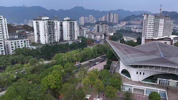 #幼儿美育 #中国古建筑 #户外写生 #冬至 #我的黔江我推介
冬至雨落,将古镇染成水墨长卷。我们在廊檐下备好纸笔,等你来为氤氲的炊烟与归人,添上心绪的线条。