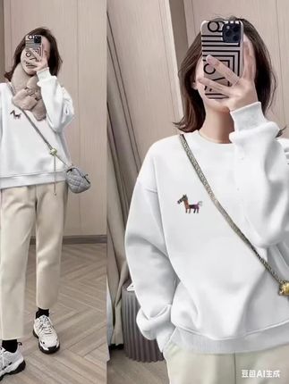 这款米杏色休闲运动百搭套装 简约又不失细节的穿搭太戳我了!白色小马卫衣清新可爱,搭配米杏色休闲裤和老爹鞋,随性又舒适,再加上毛绒围巾和精致小包,日常出街这么穿,舒适与时尚感直接拉满#运动风 #卫衣搭配 #休闲减龄穿搭