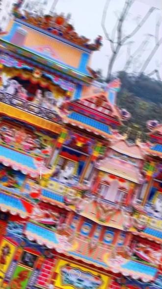 #同城精选 #民间习俗 #非遗文化传承 #手工艺品 #记录身边的传统文化
*纸扎*,又称“扎作”、“糊纸”,是一种源自中国的传统民俗手工艺品。国家级非遗。它主要采用*竹篾*扎成骨架,再裱糊上*彩纸*或绸缎,制作成各种人物、动物、器物、建筑等模型。
纸扎最主要的用途是在*丧葬与祭祀仪式*中,通过*焚烧*的方式,寄送给逝去的亲人。这一习俗背后蕴含着深厚的文化信仰:
“事死如事生”的观念:源于古代的祖先崇拜和灵魂不灭的思想,人们相信逝者在另一个世界(阴间)同样需要生活。因此,为逝者准备其“所需”的物品,是孝道和关怀的体现。
情感的寄托与慰藉:纸扎是生者表达对逝者思念与祝福的物质载体。通过焚烧纸扎,生者将哀思、孝心以及对逝者在彼世生活美满的祝愿,随着烟火“传递”过去,从而获得心灵的安慰。
纸扎的形态随着时代变迁而不断丰富,主要包括:*灵屋*:仿照人间宅院的纸扎房子,供逝者“居住”。*日用器物*:家具、衣物、聚宝盆、金银山等。*仆人佣人*:“金童玉女”、佣人、司机等,寓意有人伺候。*交通工具*:轿子、马匹、船只,方便逝者出行。
为适应现代生活观念,出现了纸扎智能手机、笔记本电脑、洗衣机、甚至汽车、飞机、游艇等,反映了人们希望逝者也能享受现代文明的心意。
纸扎是一门精湛的民间技艺,融合了扎架、裱糊、剪纸、彩绘等多种手艺。优秀的纸扎作品本身就是一件艺术品。
纸扎不仅是一种民俗物品,更是一种承载了中国人对生死、孝道和情感世界的独特文化符号。它既是生者与逝者之间情感的桥梁,也是一项正在传承与演变中的古老手工艺。