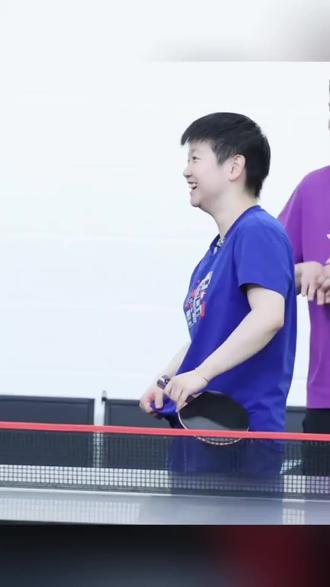 #莎莎看着小莫学她的样子,笑😄得好开心#孙颖莎