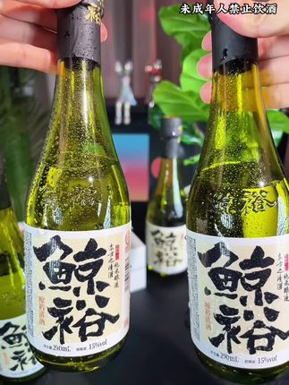 晚上喜欢微醺,啤酒怕胀肚子,白酒怕辣嗓子,可以试试这款鲸裕清酒,15度酒精度恰到好处,很适合自己在家小酌或者朋友聚会畅饮,口感特别醇厚爱喝点小酒的不要错过#鲸裕清酒 #好喝不贵 #微醺时刻 #夏日微醺氛围感 #味道好极了