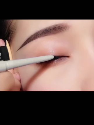 啊啊啊! 真的好用到哭~这个眼线胶笔也太丝滑啦~手残党放心冲#眼线胶笔 #手残党画眼线 #眼妆 #眼线教程#新手化妆教程@DOU+小助手 @DOU+好生意