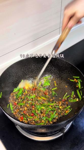 #厨房日记之家常菜 #创作者中心 #创作灵感 韭菜炒螺蛳肉,辣辣的拌饭吃老香了#田螺肉 #下饭菜