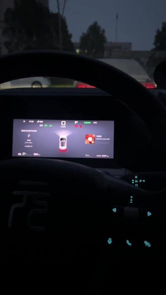 比亚迪元up 手动模式灯光操作指南 🚗比亚迪元up的灯光空调怎么手动开?30秒教会你!作为老司机,今天特意整理了手动模式下大灯、空调和雾灯的打开方法,新手也能秒会~
💡**大灯开关**:元up是自动大灯,想手动开的话点中控屏的设置,找到灯光选项,选近光灯或远光灯就行。方向盘左边的拨杆也能切换:往下拨是远光,再拨一下恢复近光,超方便!
💡**后雾灯**:在中控屏找到小灯泡图标,点开后仪表板会显示橙色标志,就说明打开了。不用的时候记得关掉哦~
💡**空调操作**:小风扇图标就是开关,点一下打开,再点一下关闭。除雾直接按那个扇形带箭头的键,温差大时超实用!副驾也有独立开关,开车时让副驾操作除雾很方便~
最惊喜的是快捷模式:三指下滑调温度,左右滑调风速,一秒搞定,比按按钮快多了!
✨这些小技巧你get了吗?平时开车遇到过灯光空调操作问题吗?来评论区聊聊呀~
#比亚迪元up#用车小技巧#新手司机