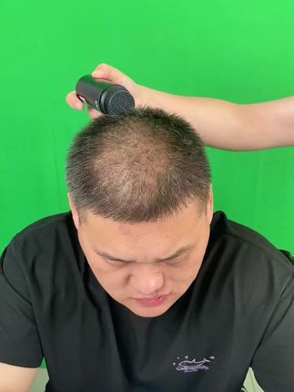 明星网红都在用的头发纤维粉,它可以遮盖头发稀疏部位,让稀疏的头发看起来变得浓密变得自然了,而且划分出汗都不影响!