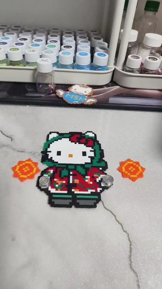 今天是会转手绢的东北猫#拼豆 #拼豆教程 #hellokitty