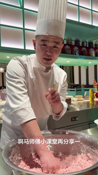 北京宴|老北京干炸丸子
是北京传统名菜,起源于清代宫廷御膳,我们始终坚守传统工艺。外酥里嫩,色泽枣红,香气扑鼻。无论是老北京人还是外地游客,都能品尝感受浓浓的京味儿。#老北京干炸丸子#干炸炸丸子#美食教程#美食分享