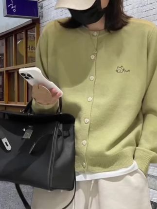 #针织衫 #上衣穿搭 #针织开衫#针织开衫外套#毛衣穿搭 姐妹们快来试试这件超可爱的毛衣吧!它是那种简约的刺绣圆领毛衣,上面有一个非常可爱的小猫咪刺绣,真的让人爱不释手啊!而且它的版型是那种很宽松的,所以穿上之后会显得人特别的瘦,尤其是胳膊比较粗的女生一定要去试一试它,喜欢的朋友们赶紧点击下方链接购买吧!