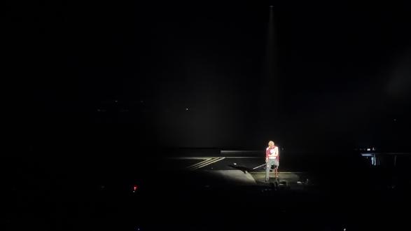 新歌《怎么能》怎么好好听~#侯明昊唱歌现场 #侯明昊演唱会