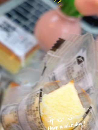 家里有上班上学来不及做早餐的,你就囤上两箱这个鲜蛋糕,它是用鲜鸡蛋做的,打开袋子就能闻到浓浓的蛋香味,口感特别的绵密,吃起来软乎乎的,还很有嚼劲,微微的甜,吃多了也不会腻。平时饿了馋了来一个,真的很不错,关键这个价格也很划算,你们也赶紧试试吧!