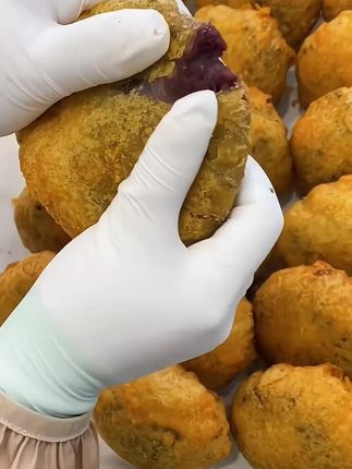 还有朋友记得这个没有,东北老式油炸糕,嘎嘎好吃,满满的红豆馅#东北老式油炸糕 #吗呀太香了 #美食教程 #上热门🔥
