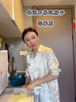 昨天我拍戏不在家 这孩子跑到床上尿尿  今天又拆家,以前我说不养这货、我女儿非要养,哎!