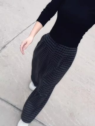 一个女人的通透,是经历换来的。一个女人的格局,是在委屈中撑大的。一个女人活得越明白,就会越冷漠。她最终会咽下所有的脾气,磨平一生的棱角,变成一个不动声色的人...#早秋穿搭#显瘦穿搭