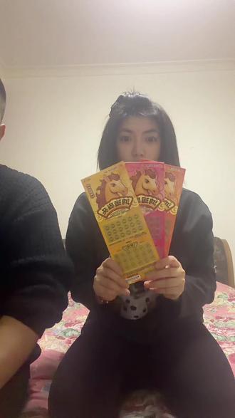 #情侣 #情侣日常 #搞笑
我要验牌,开心的时光总是短暂的,
谁老爱玩这玩意,月月整,月月赔