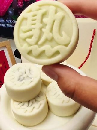 今年中秋不想吃甜腻月饼的,认准熟道这款米月饼就对了!一盒6个超实在,饼皮用大米+糯米做的,咬着满是米香;内馅全是天然果肉和坚果,黑桑葚、山楂、山核桃、腰果等口味,软糯外皮裹着满馅,微甜不腻,比传统月饼清爽太多!还配精致礼盒,自己吃解瘾、中秋送礼也有面儿#熟道月饼 #中秋月饼#中秋礼盒 #米月饼 #月饼推荐
