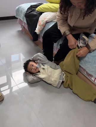 路虎躺地上,说草莓来了也不起,一说吃饭就站起来啦,果然和姑妈一样,就爱吃#搞笑视频