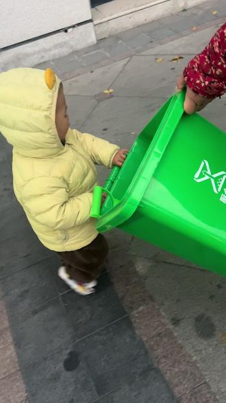 好吧,最近小孩迷恋垃圾桶!他爸给安排了#垃圾桶