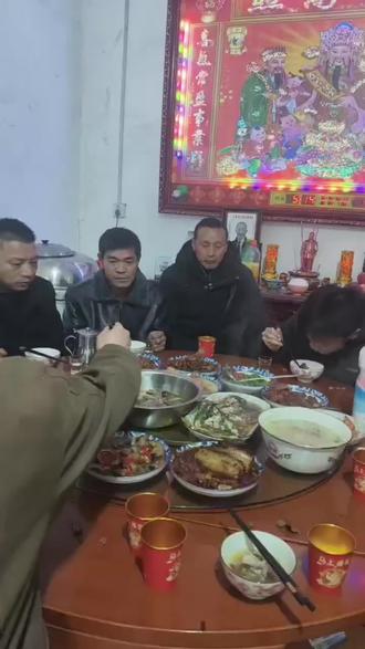 #传统习俗 #新年快乐恭喜发财 ,大年初二,哥哥嫂子,姐姐姐夫,外甥,外甥女外甥女婿,侄子侄媳妇,孙子,外孙,外孙女,(我都做舅婆,做奶奶了😂),都到我家来给婆婆拜年,一家人热热闹闹好开心,㊗️家人们新年快乐,健康平安,万事如意,阖家幸福,财源滚滚#家人团聚 #新年快乐健康平安