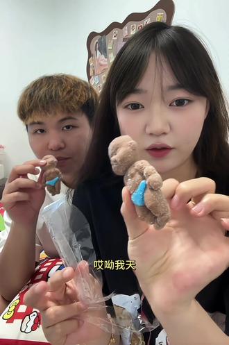 我的好闺闺 什么时候给我安排这个能捏能吃的娜塔莎!#娜塔莎 #捏捏乐 #网红糖果 #娜塔莎捏捏乐 #玩一种很新的东西