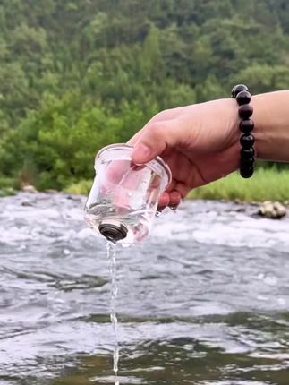 寻寻觅觅 在人生的旅途中,我们不断追寻与探索,而在户外品茗的那一刻,仿佛找到了心灵的归宿。 #心灵之旅 #户外 #旅行茶具便携包 #携带方便 #户外装备