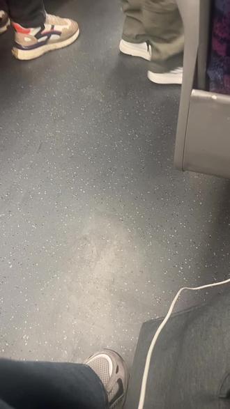 也不知道我旁边这个大哥不晓得喝了多少酒,把我都要熏醉了。#坐火车 #春节回家