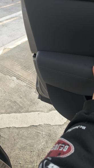 第七八次车门故障
这次可以看清应急拉手是空的没有遮挡,锁芯也往上扳过玻璃自动升上,然后再按解锁锁芯弹开,还是关不上,就是锁芯坏了,关几十次能关上,我每次到服务区上个厕所或者充电就得关好几分钟门。
坏了就是坏了,遇到问题很正常,奇怪的是现在的互联网是看不得小米出现任何毛病,能从各方面攻击车企、雷军甚至是车主本人,就像让子弹飞说的一样,“没人在乎六子吃了几碗粉,他们只想要六子死。”
#yu7 #小米 #故障